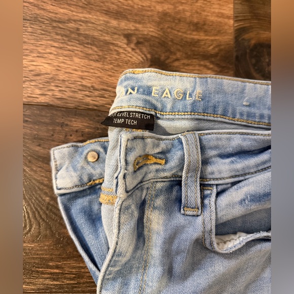 Light wash American Eagle Jeans - Picture 3 of 9